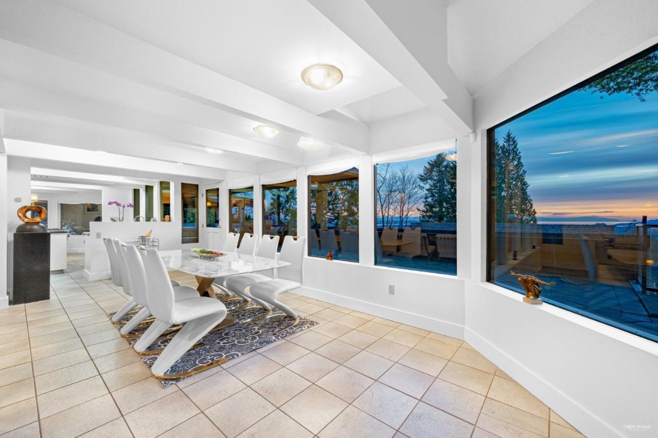 Grouse Cheerful Large Private Bedroom, Bath, Shared Deck, Pool, Hot Tub Норт-Ванкувер Екстер'єр фото