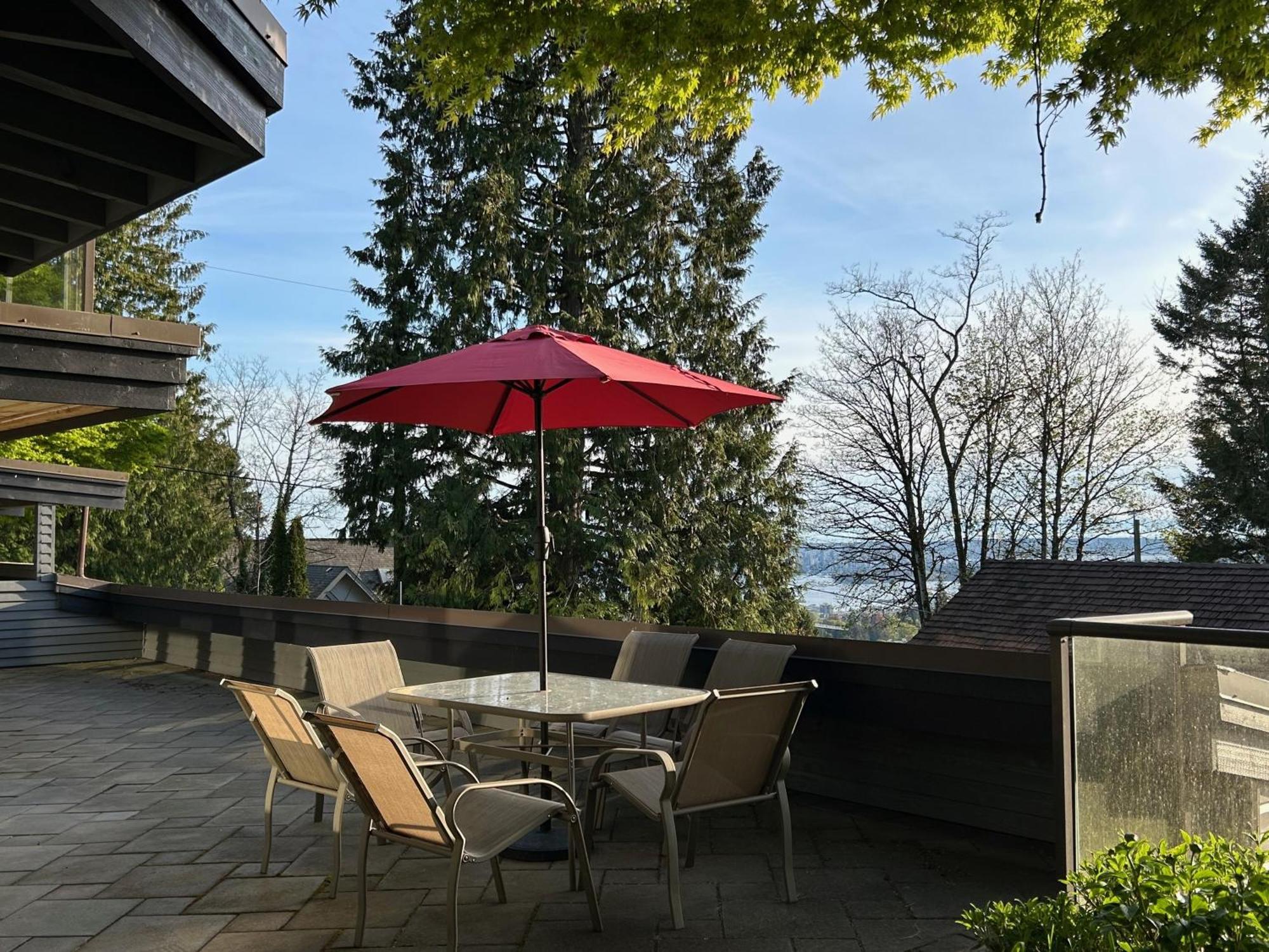 Grouse Cheerful Large Private Bedroom, Bath, Shared Deck, Pool, Hot Tub Норт-Ванкувер Екстер'єр фото