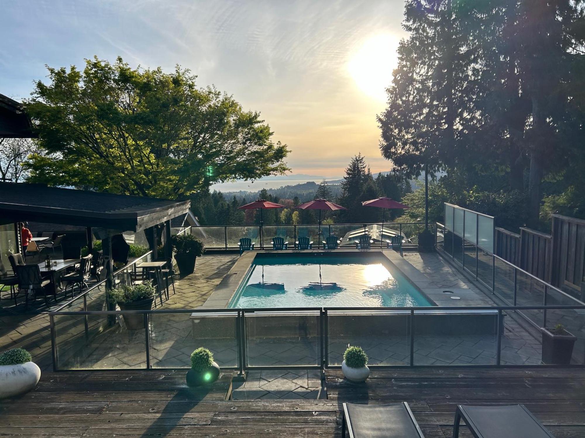 Grouse Cheerful Large Private Bedroom, Bath, Shared Deck, Pool, Hot Tub Норт-Ванкувер Екстер'єр фото