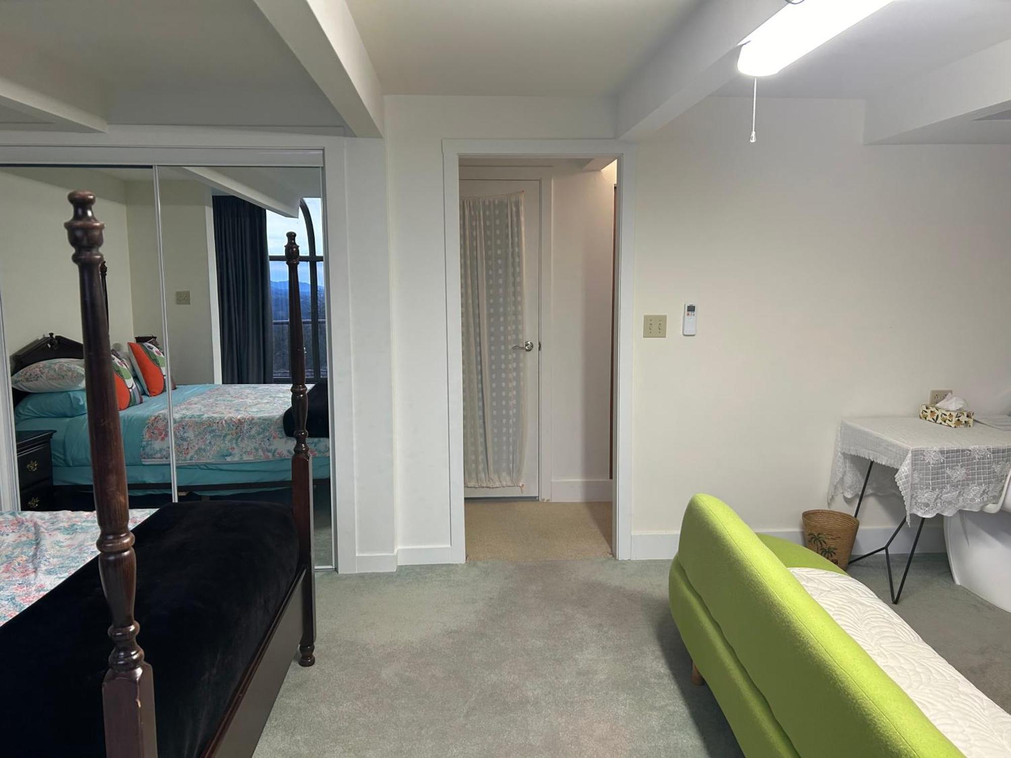 Grouse Cheerful Large Private Bedroom, Bath, Shared Deck, Pool, Hot Tub Норт-Ванкувер Екстер'єр фото