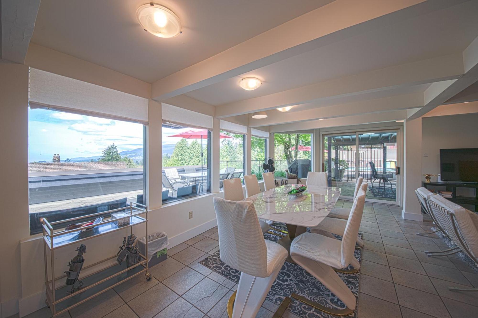 Grouse Cheerful Large Private Bedroom, Bath, Shared Deck, Pool, Hot Tub Норт-Ванкувер Екстер'єр фото
