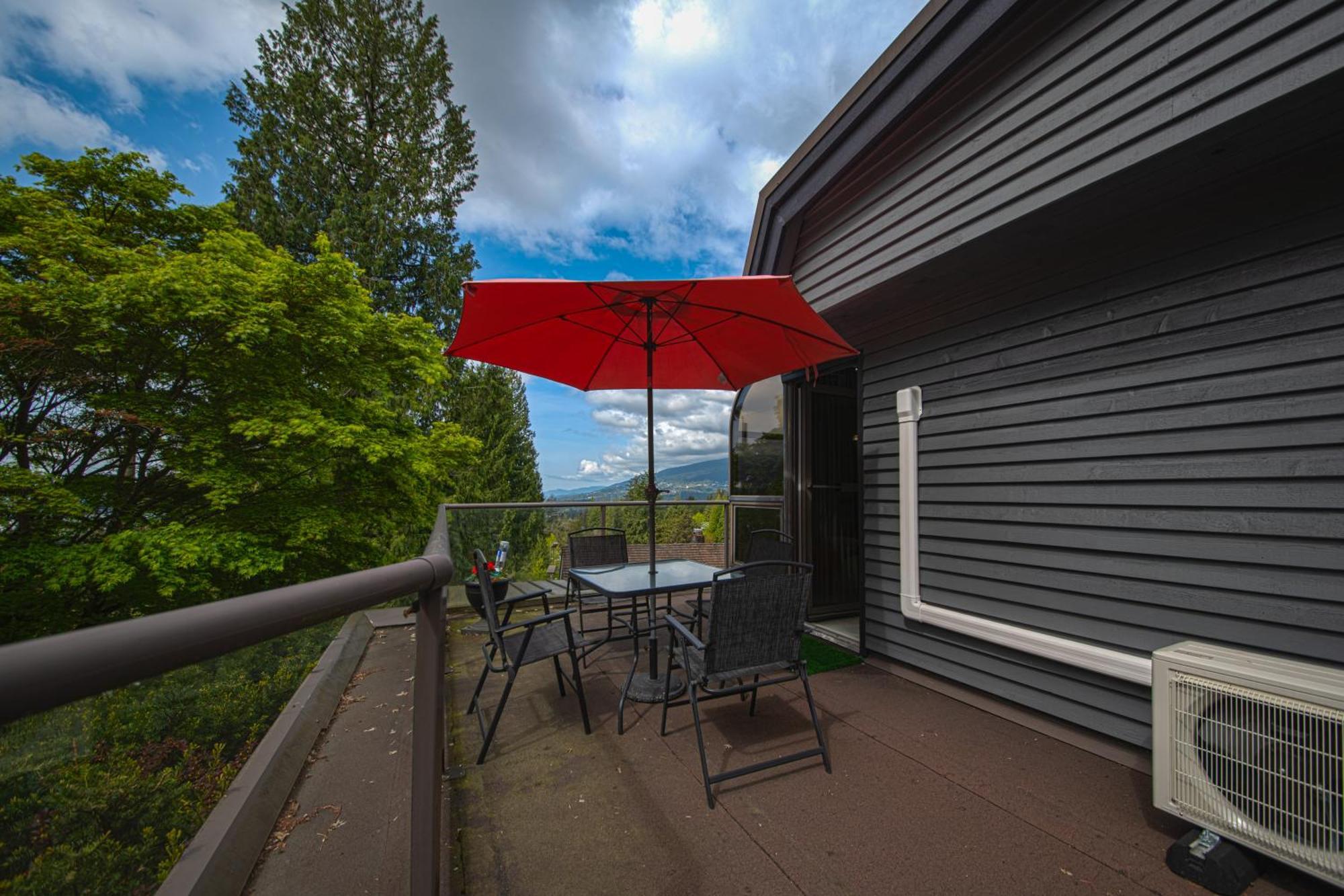 Grouse Cheerful Large Private Bedroom, Bath, Shared Deck, Pool, Hot Tub Норт-Ванкувер Екстер'єр фото