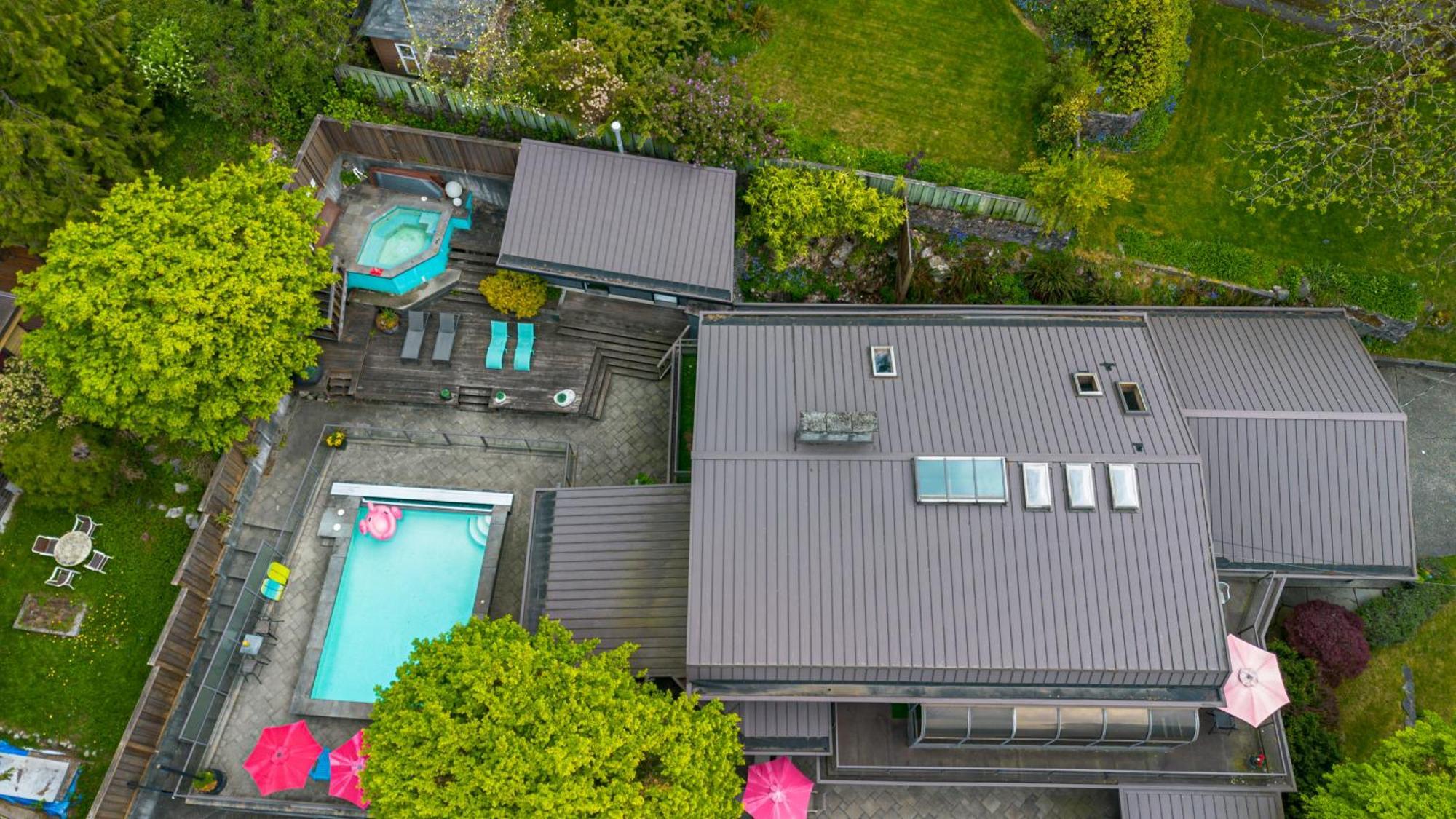 Grouse Cheerful Large Private Bedroom, Bath, Shared Deck, Pool, Hot Tub Норт-Ванкувер Екстер'єр фото