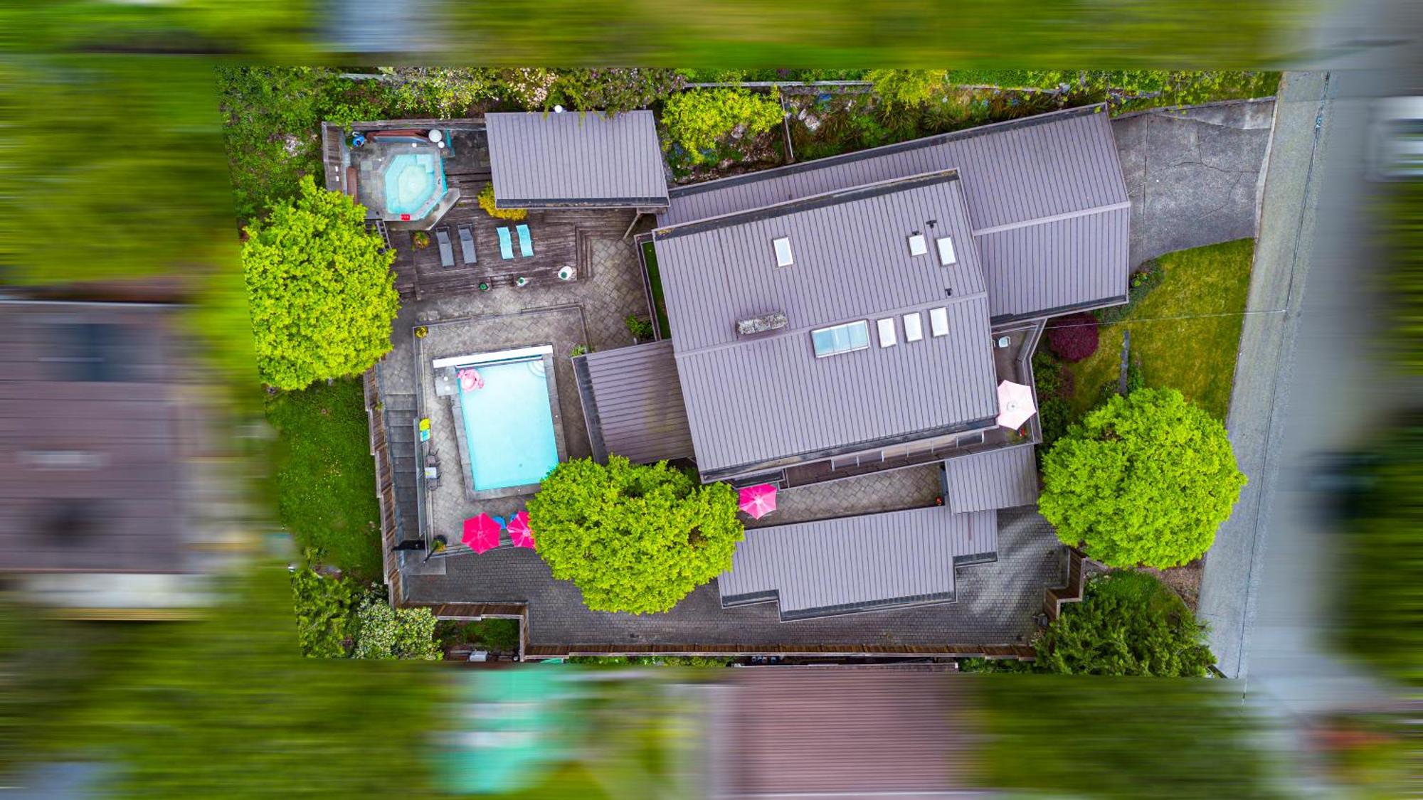 Grouse Cheerful Large Private Bedroom, Bath, Shared Deck, Pool, Hot Tub Норт-Ванкувер Екстер'єр фото