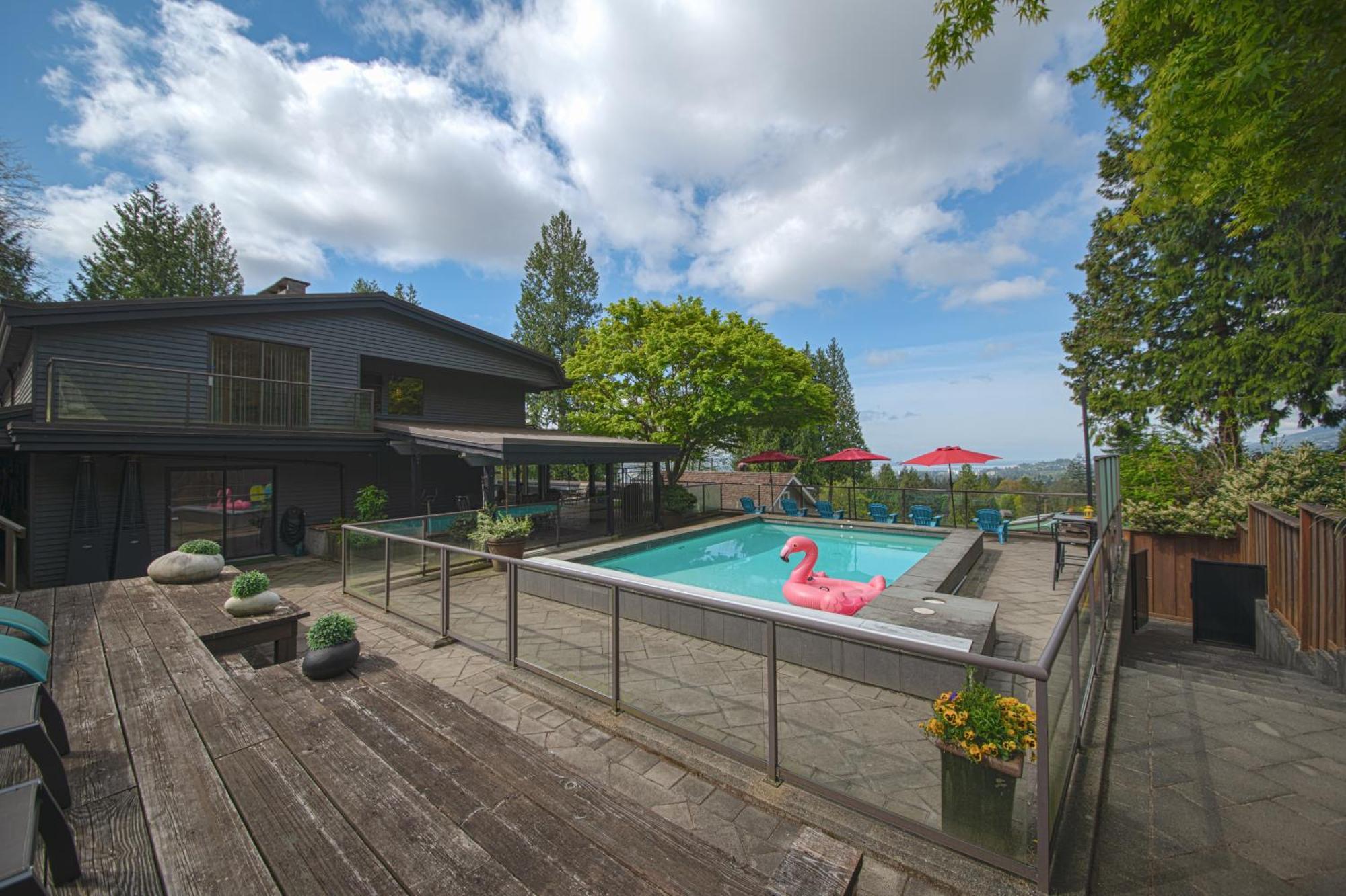 Grouse Cheerful Large Private Bedroom, Bath, Shared Deck, Pool, Hot Tub Норт-Ванкувер Екстер'єр фото