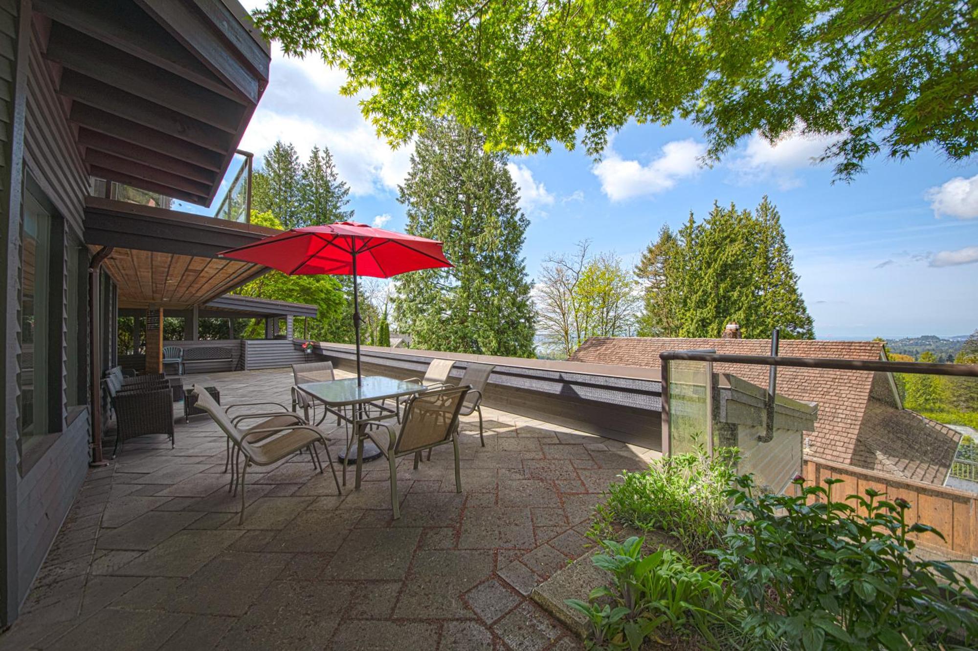 Grouse Cheerful Large Private Bedroom, Bath, Shared Deck, Pool, Hot Tub Норт-Ванкувер Екстер'єр фото